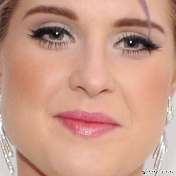 Kelly surgiu com visual cl?ssico e elegante no evento Elton John AIDS Foundation Academy Awards Viewing Party, em fevereiro de 2013